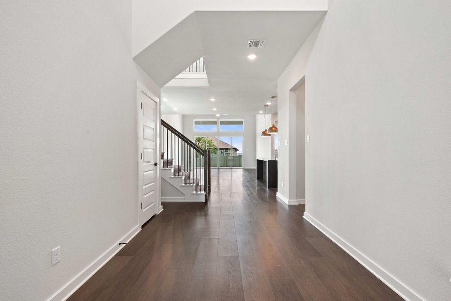 Spacious, unfurnished interior of a new home in Wolf Ranch, Georgetown (Image 21).
