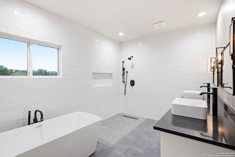 Furnished interior view inside a new home in , Bandera (Image 13).