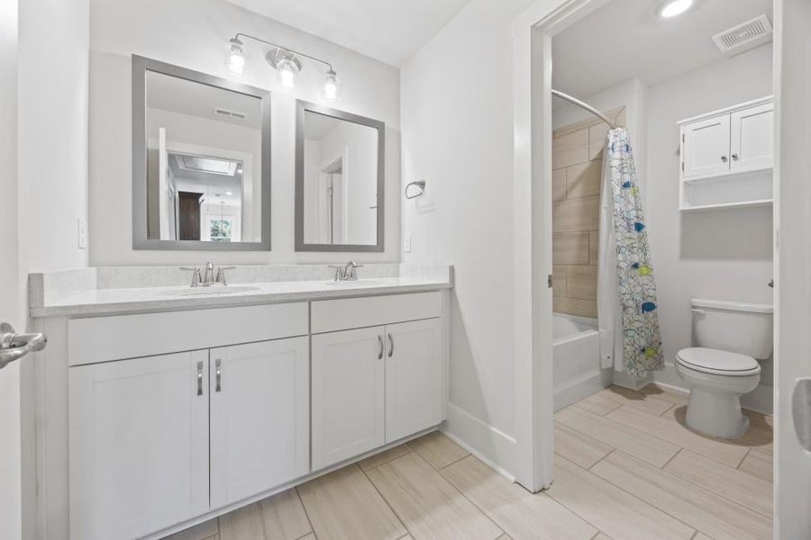 Furnished interior view inside a new home in The Cottages Of Lake Lanier, Gainesville (Image 32).