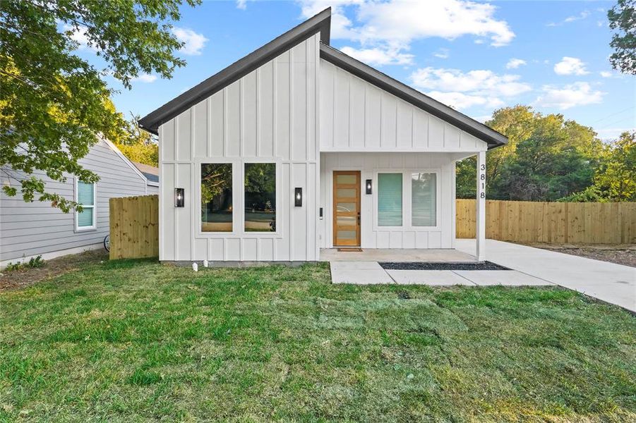 Exterior details and patio area of a home in , Dallas (Image 13).