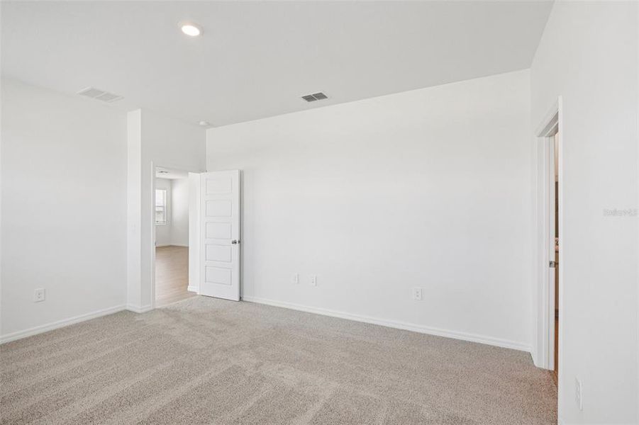 Spacious, unfurnished interior of a new home in , Lakeland (Image 30).