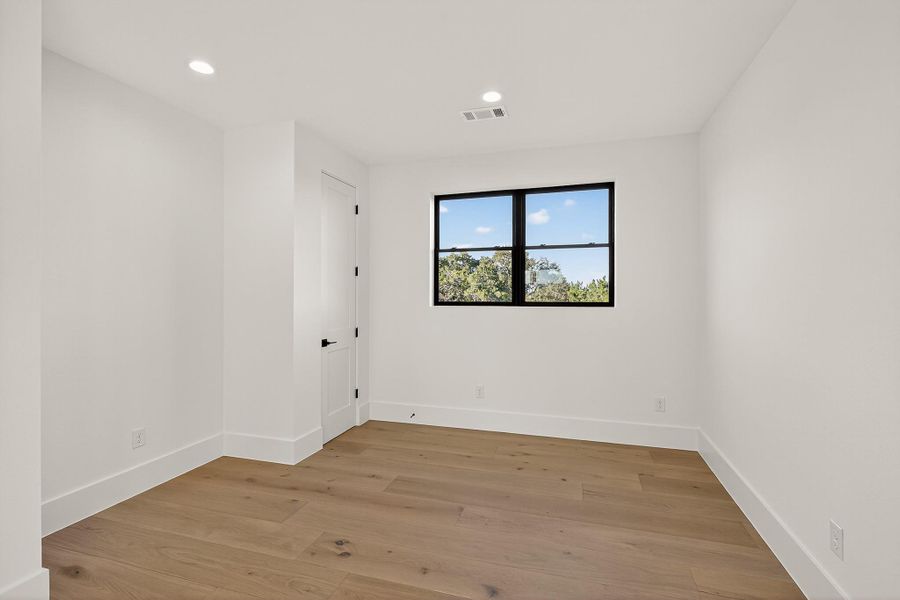 Spacious, unfurnished interior of a new home in , Horseshoe Bay (Image 18).