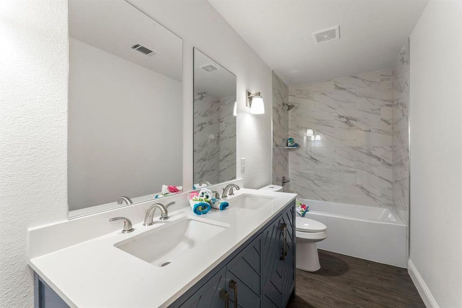 Beautiful hall bath with modern lighting and stunning vanity!!