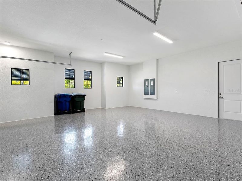Spacious, unfurnished interior of a new home in , Sarasota (Image 25).