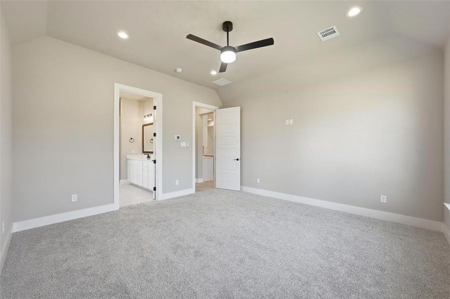 Spacious, unfurnished interior of a new home in Escondido Ranches, Poolville (Image 31).