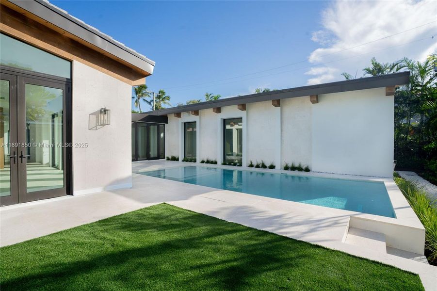 Exterior details and patio area of a home in , Coral Gables (Image 25).