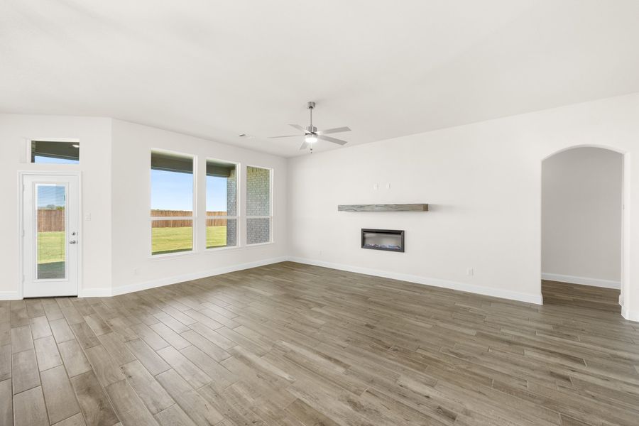 Spacious, unfurnished interior of a new home in Myrtle Creek, Waxahachie (Image 18).