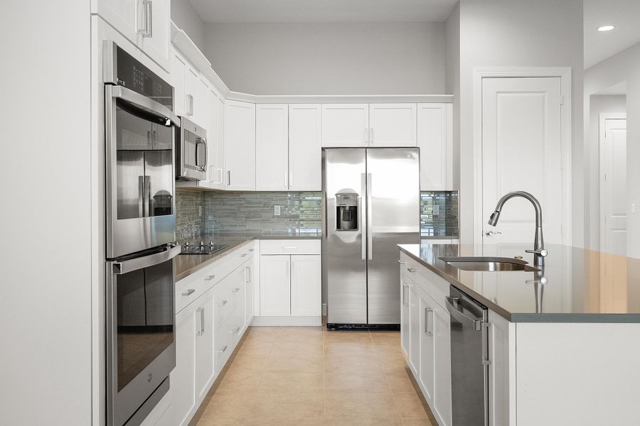 Kitchen | 12507 SW Sunrise Lake Terrace