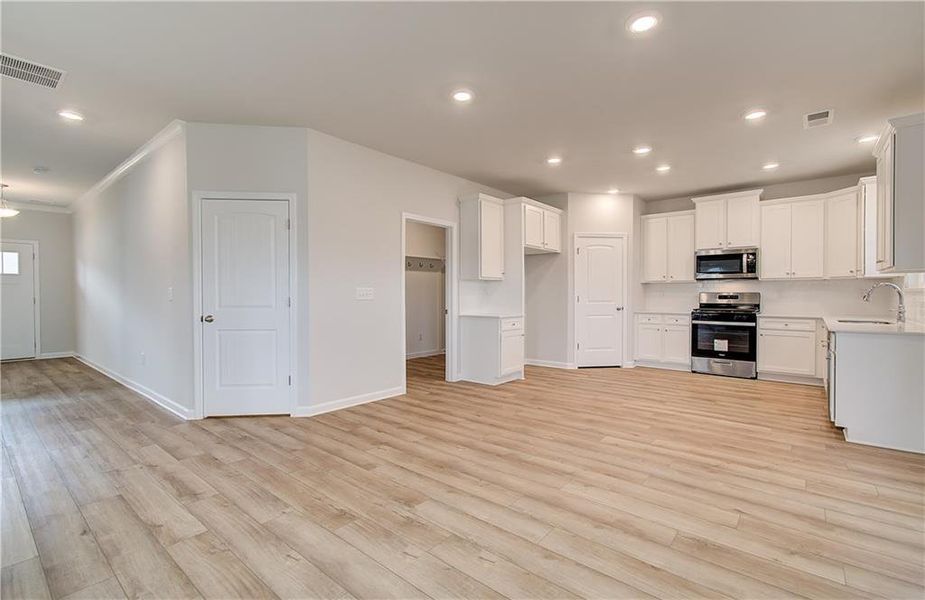 Spacious, unfurnished interior of a new home in Cooper Park, McDonough (Image 12).