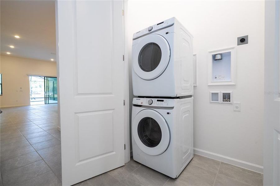 Furnished interior view inside a new home in , Orlando (Image 13).