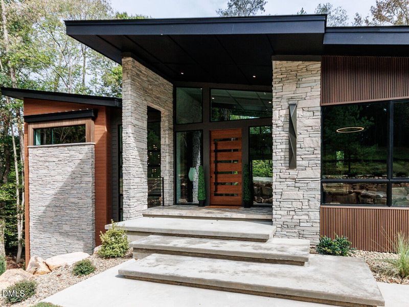 004-1280x960-front-entry