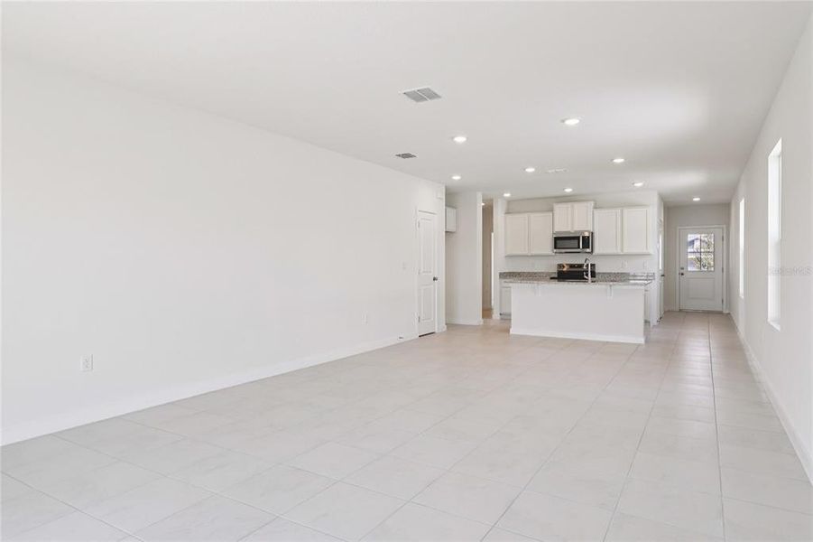 Spacious, unfurnished interior of a new home in Hamilton Bluff, Haines City (Image 34).