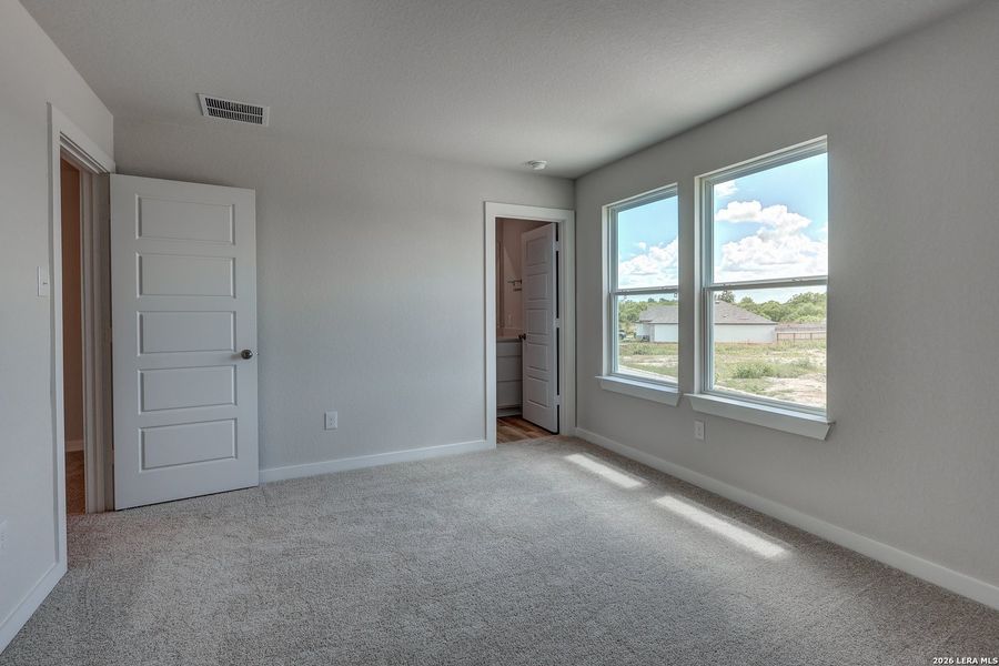 Spacious, unfurnished interior of a new home in Cinco Lakes, San Antonio (Image 29).