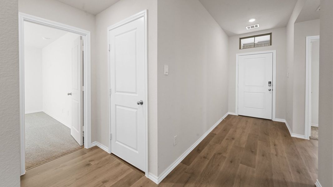 Spacious, unfurnished interior of a new home in Saddlebrook, Waxahachie (Image 7).