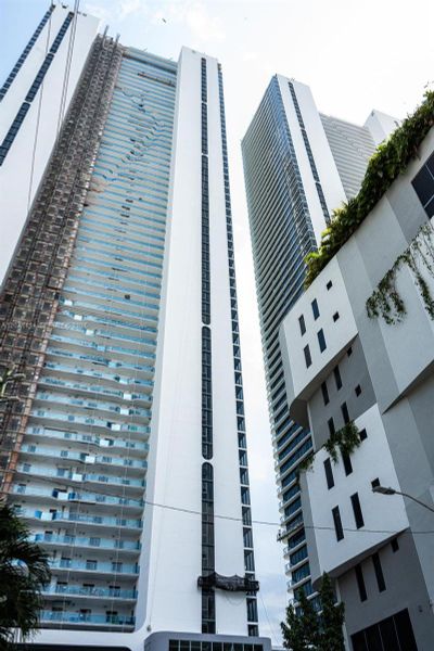 Condo located in Miami, FL showcasing its design and architecture (Image 3).
