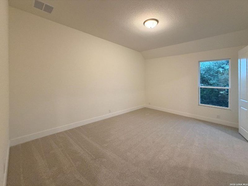 Spacious, unfurnished interior of a new home in Waldsanger, New Braunfels (Image 14).