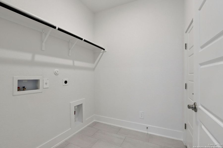Spacious, unfurnished interior of a new home in Carmel Ranch, Schertz (Image 17).
