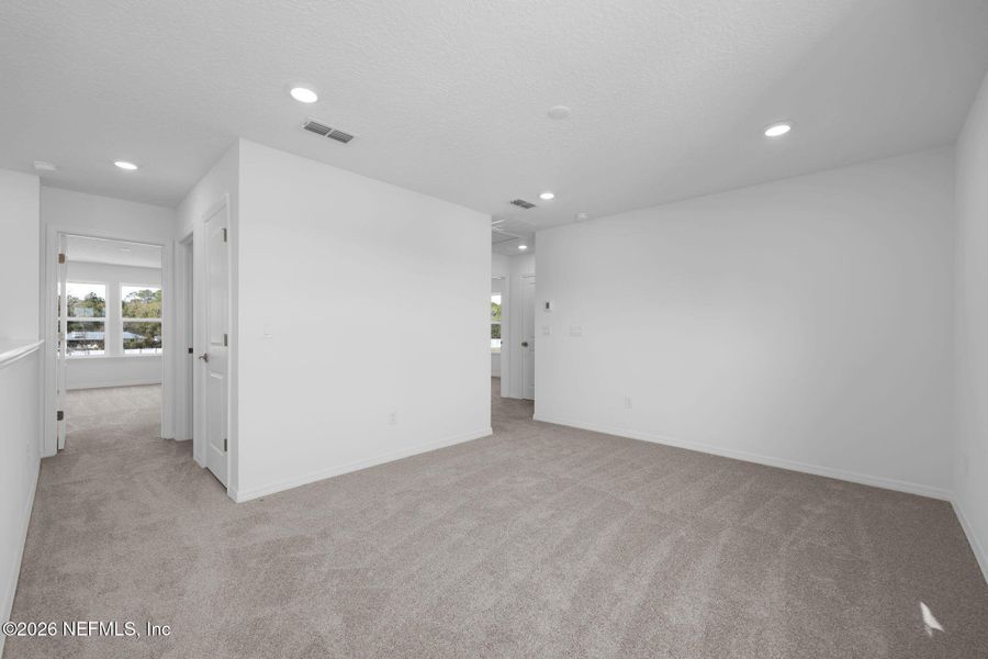 Spacious, unfurnished interior of a new home in Murray Farms, Middleburg (Image 25).