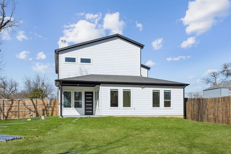 Exterior details and patio area of a home in , Dallas (Image 3).
