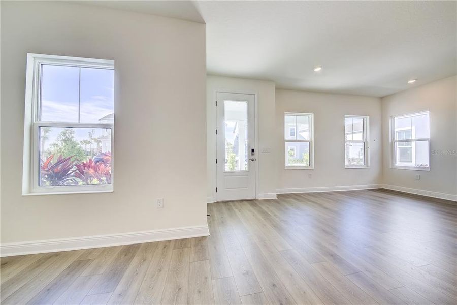Spacious, unfurnished interior of a new home in Bungalow Walk at Lakewood Ranch, Sarasota (Image 17).