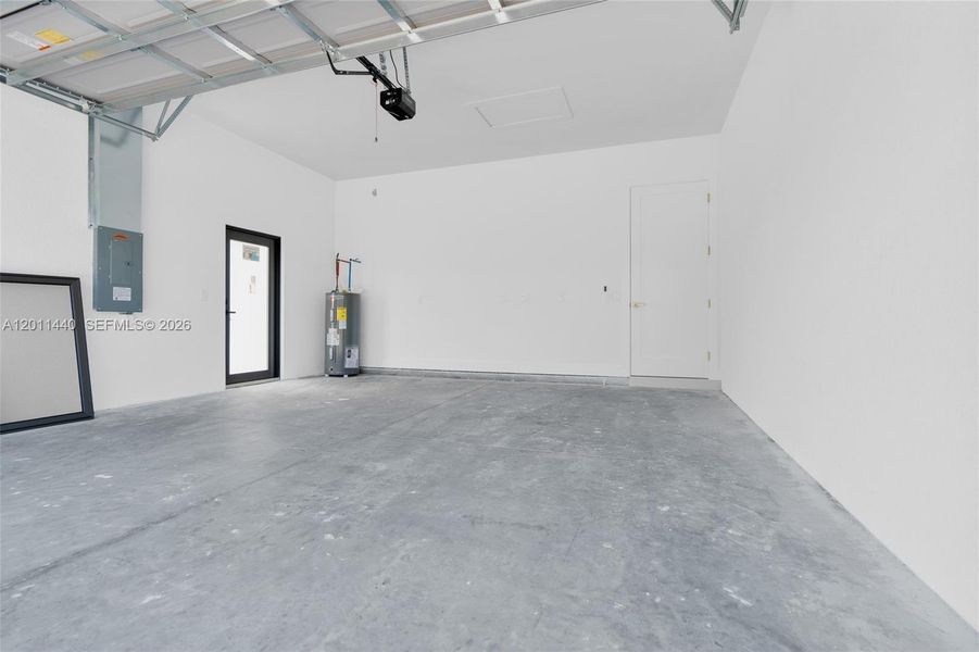 Spacious, unfurnished interior of a new home in , Lehigh Acres (Image 28).