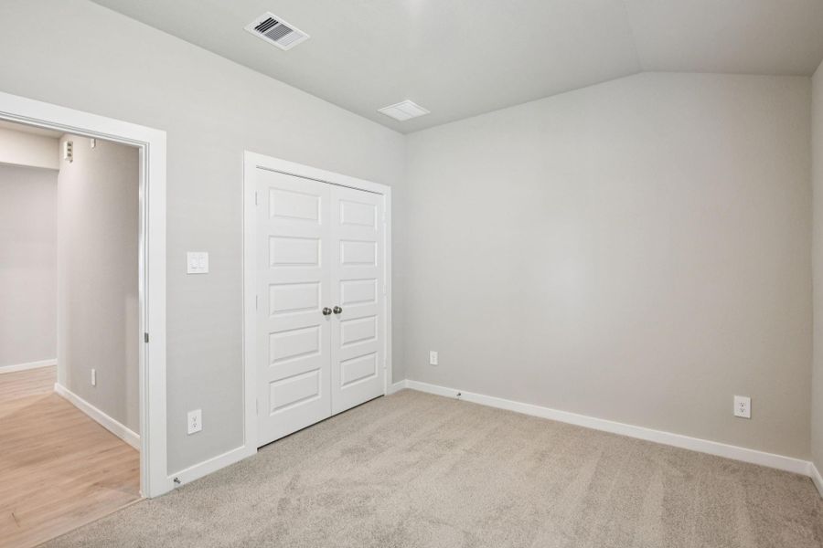Spacious, unfurnished interior of a new home in Stewart's Ranch, Conroe (Image 31).