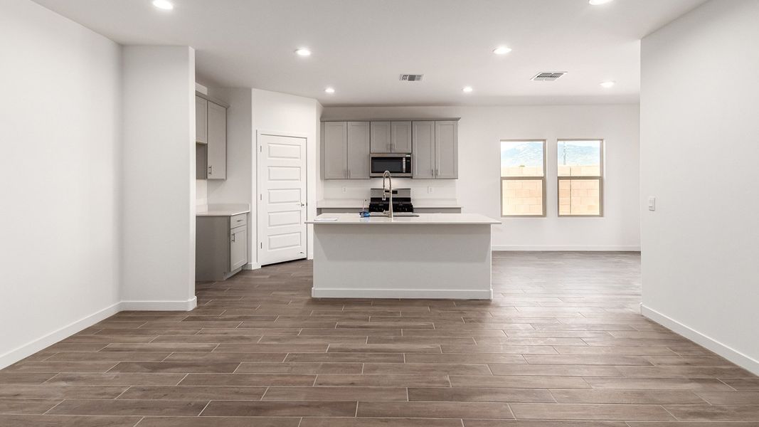 Spacious, unfurnished interior of a new home in Barnett Village, Marana (Image 9).