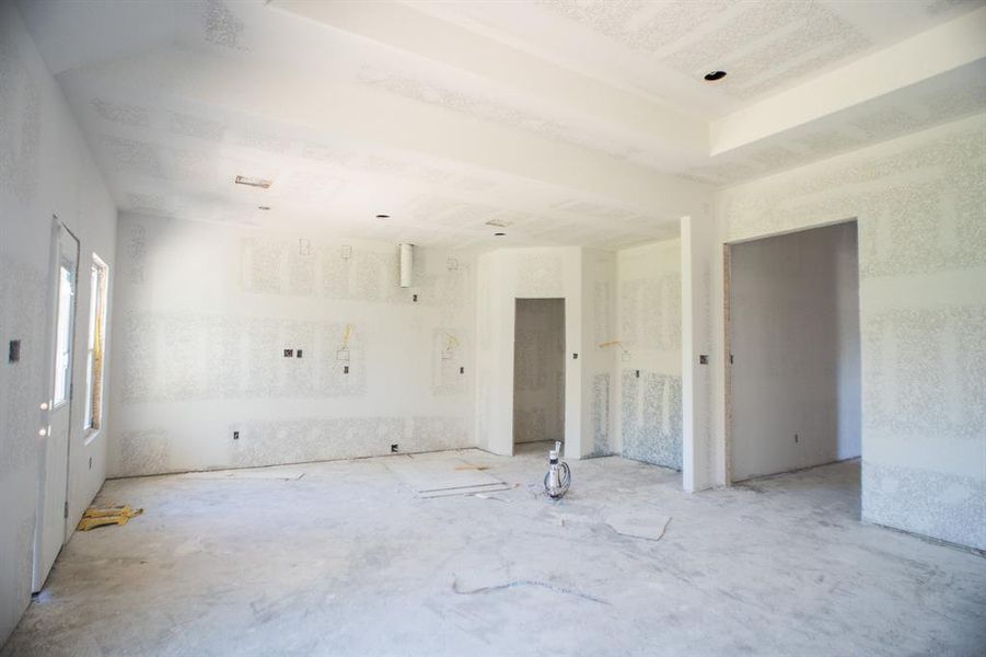 Spacious, unfurnished interior of a new home in , Navasota (Image 14).