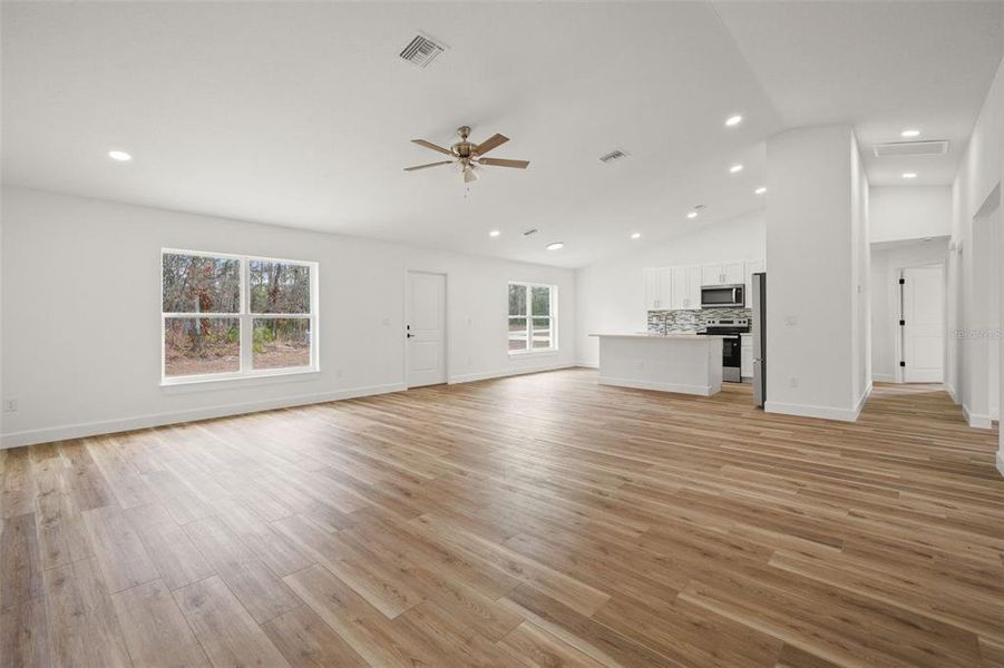 Spacious, unfurnished interior of a new home in , Weeki Wachee (Image 52).