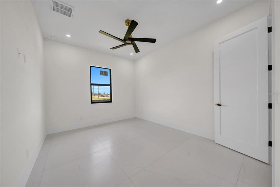 Spacious, unfurnished interior of a new home in , Cape Coral (Image 34).