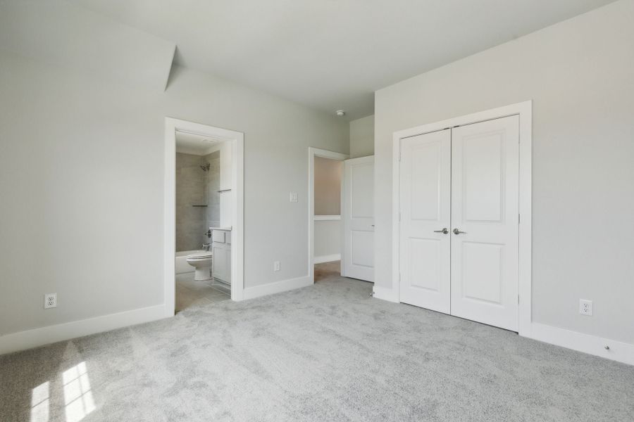 Spacious, unfurnished interior of a new home in Dove Hollow, Waxahachie (Image 25).