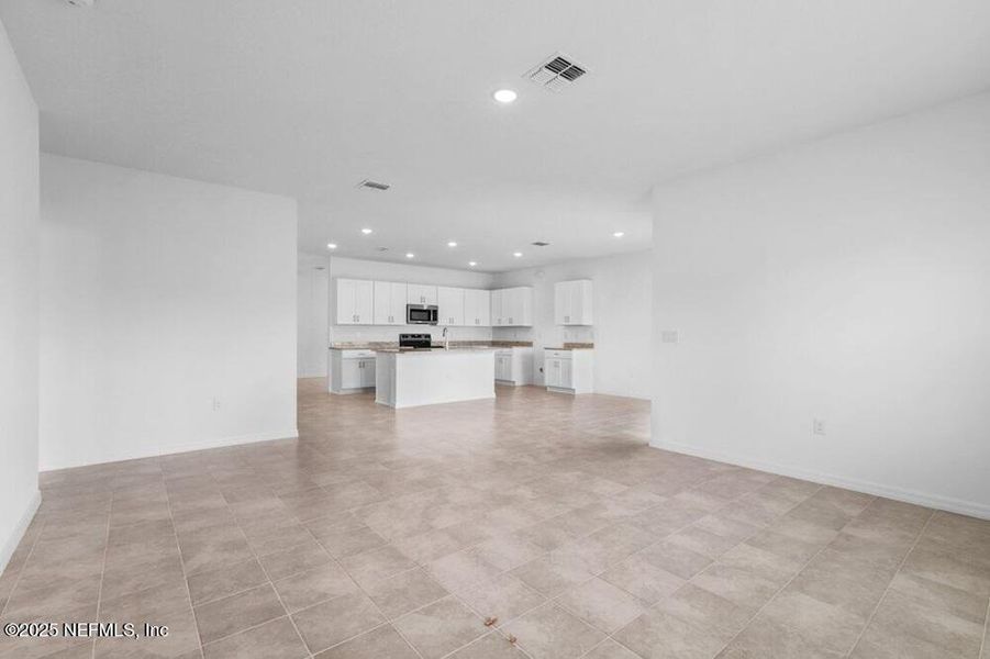 Spacious, unfurnished interior of a new home in Coopers Meadow, Jacksonville (Image 19).