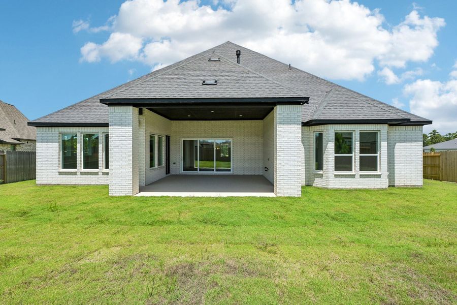 Exterior details and patio area of a home in Evergreen 70', Conroe (Image 3).