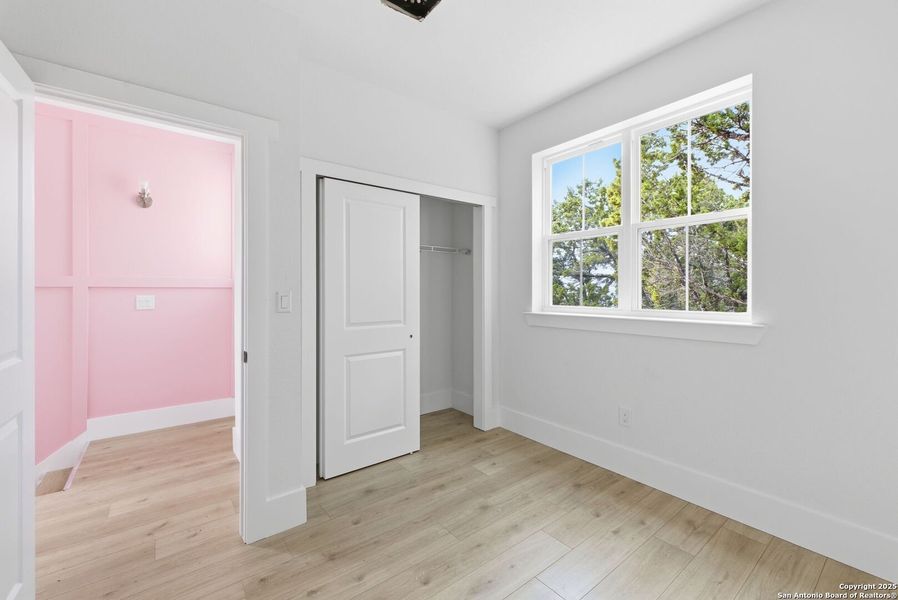 Spacious, unfurnished interior of a new home in , Bandera (Image 18).