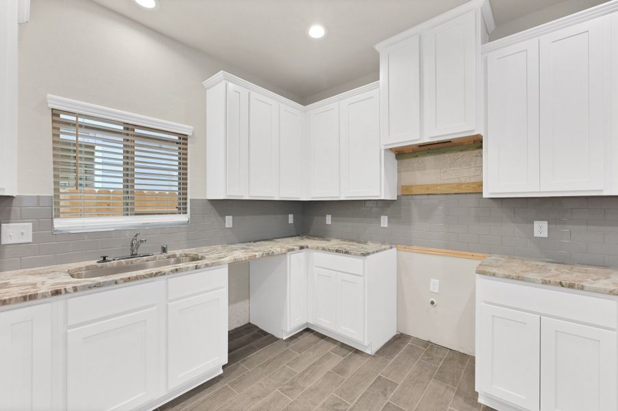 Representative furnished interior of a home built from the Floor Plan 1427 by Colina Homes in River Ranch, Dayton (Image 16).