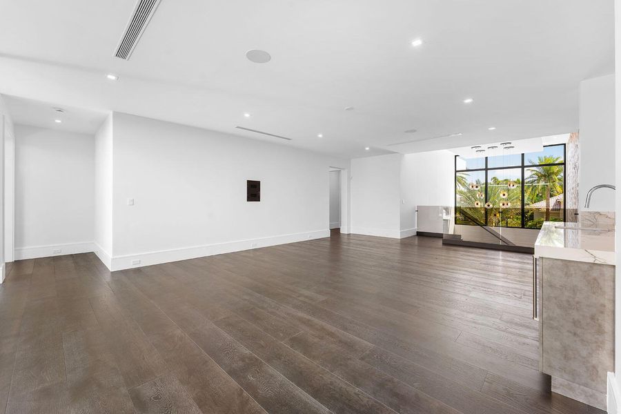 Spacious, unfurnished interior of a new home in , Boca Raton (Image 26).