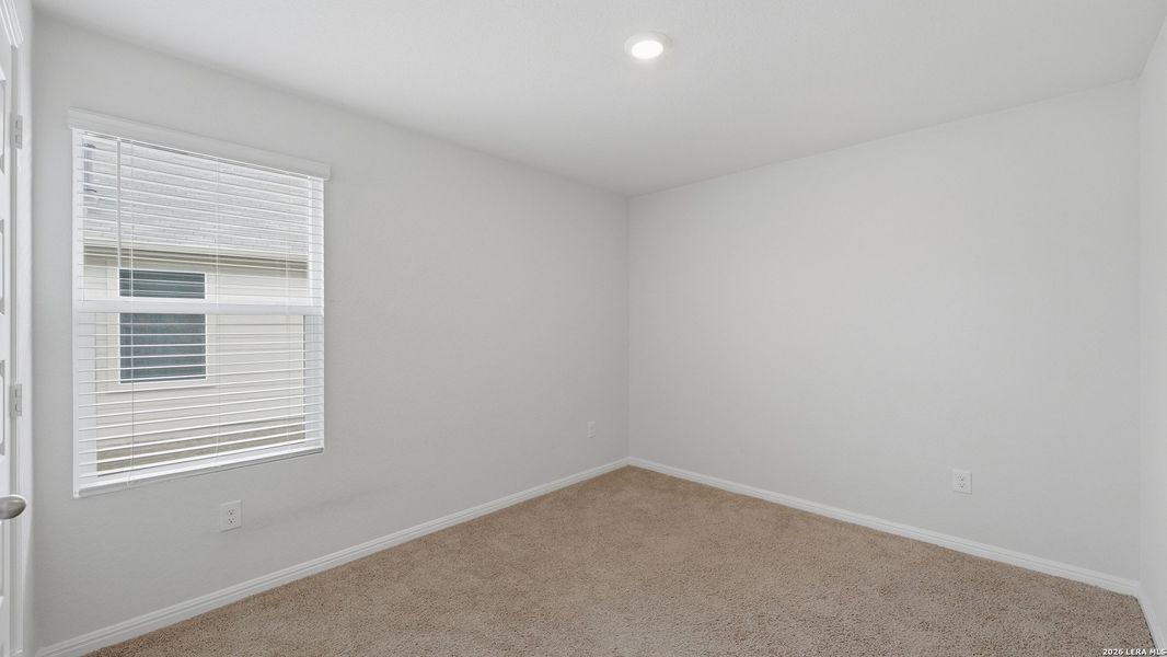 Spacious, unfurnished interior of a new home in Heather Glen, New Braunfels (Image 44).