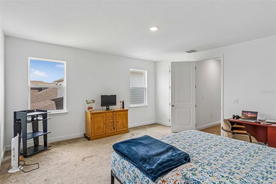 Furnished interior view inside a new home in , Orlando (Image 47).
