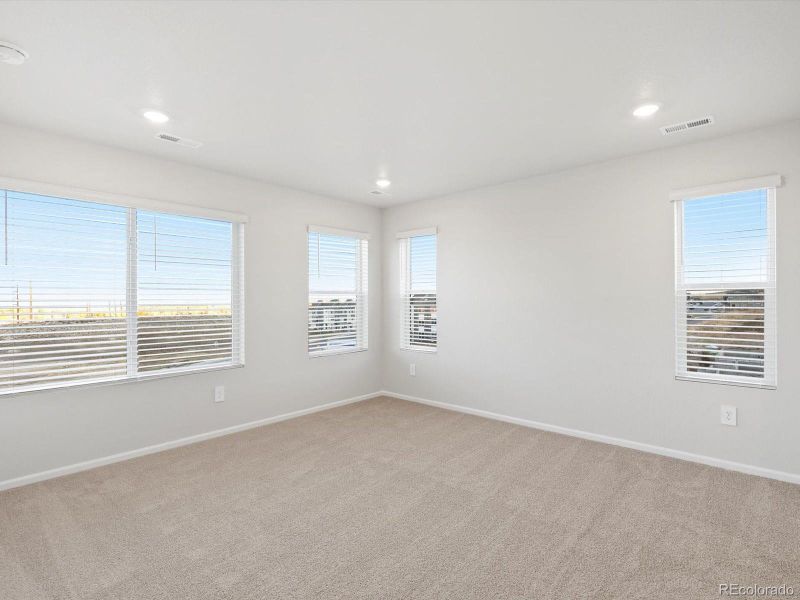 Spacious, unfurnished interior of a new home in Three Hills, Morrison (Image 11).