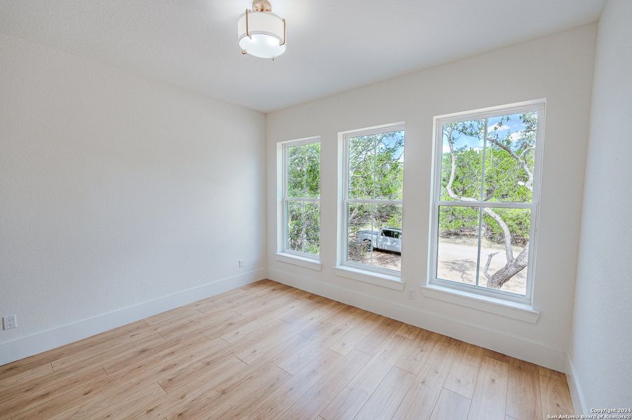 Spacious, unfurnished interior of a new home in , Bandera (Image 7).
