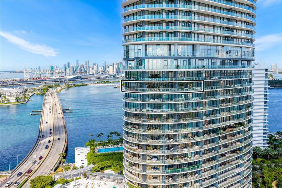Condo located in Miami Beach, FL showcasing its design and architecture (Image 28).