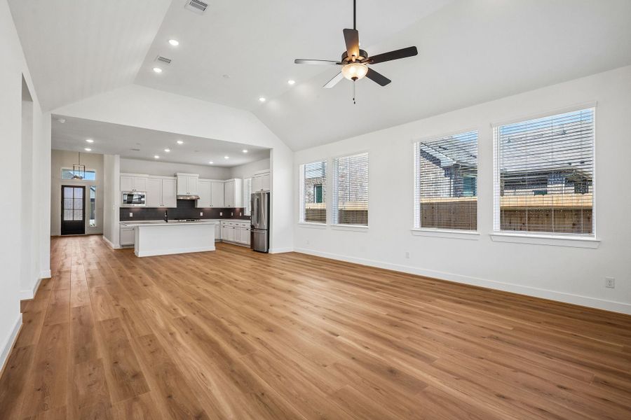 Spacious, unfurnished interior of a new home in Wood Leaf Reserve, Tomball (Image 17). Spacious, unfurnished interior of a new home in Wood Leaf Reserve, Tomball (Image 17).