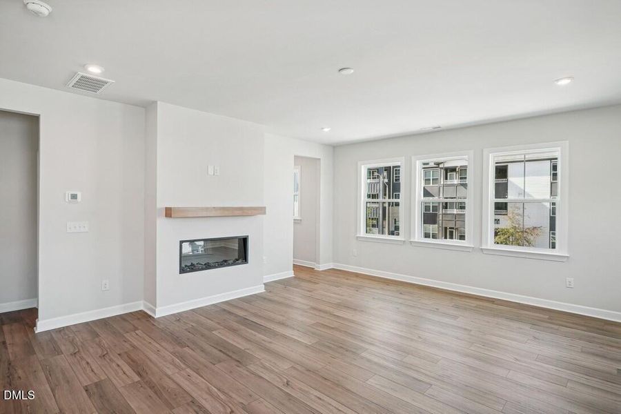 Elm Park 12_Living Room 1_11.7.24_webrea Elm Park 12_Living Room 1_11.7.24_webrea