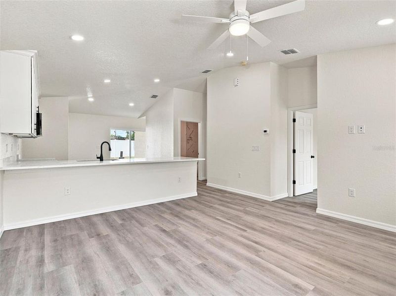 Spacious, unfurnished interior of a new home in , Spring Hill (Image 21).