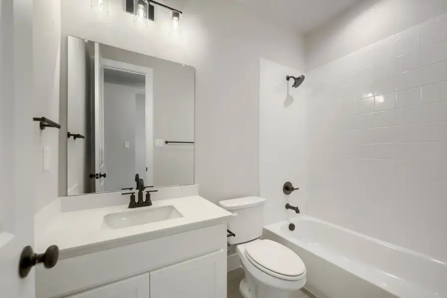 106 Alamito - Full Bathroom