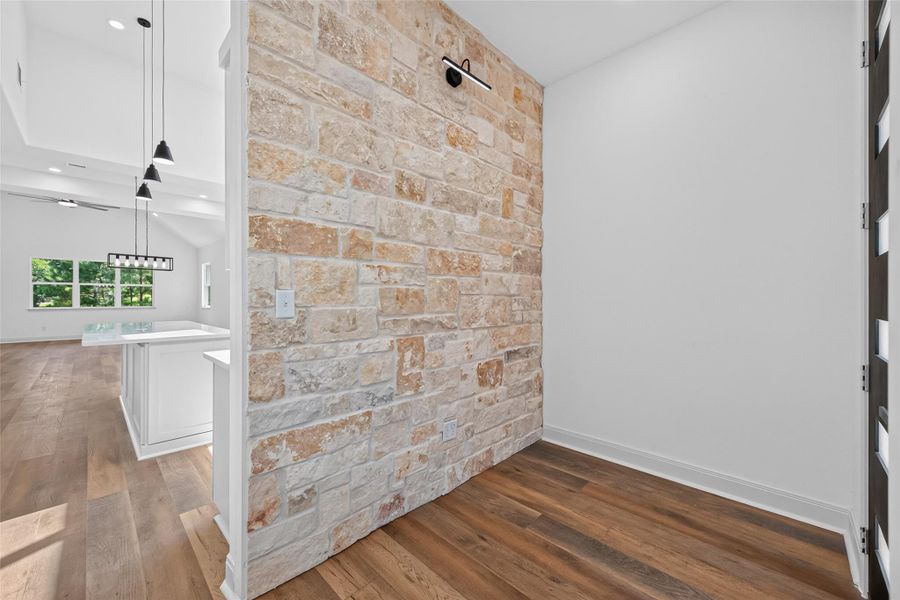 Spacious, unfurnished interior of a new home in , Huntsville (Image 18).