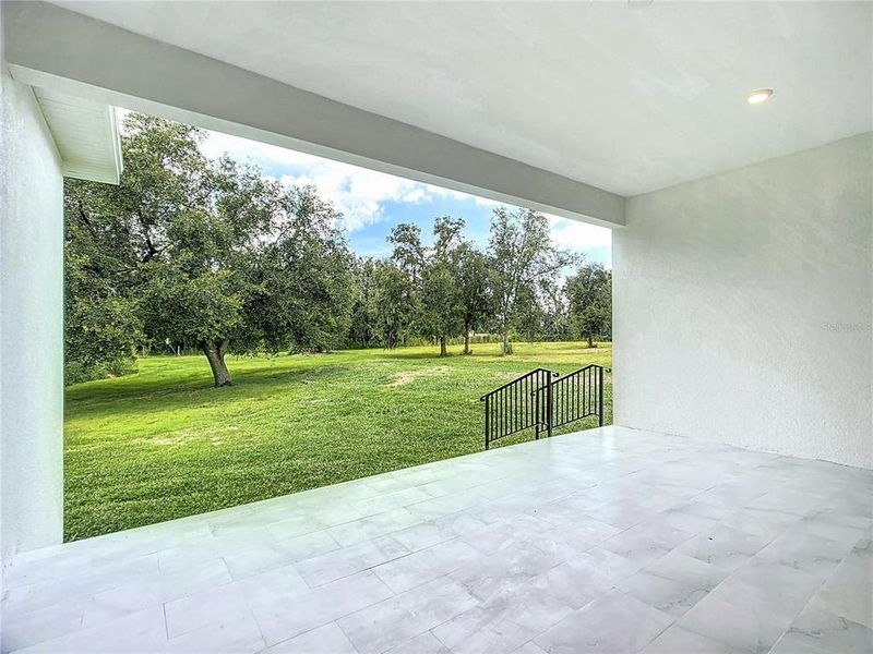 Exterior details and patio area of a home in , Plant City (Image 3).