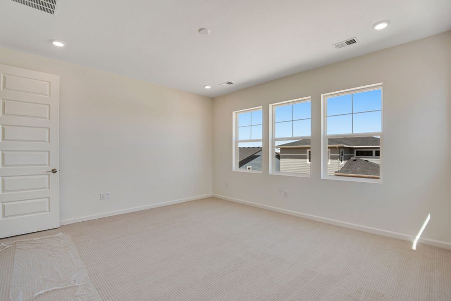 Spacious, unfurnished interior of a new home in The Aurora Highlands, Aurora (Image 34).