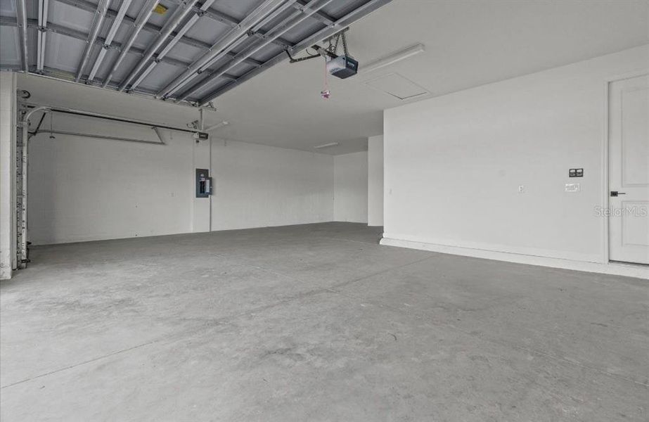 Spacious, unfurnished interior of a new home in , Orlando (Image 22).
