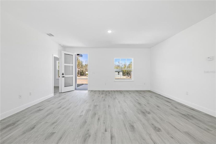 Spacious, unfurnished interior of a new home in , Citrus Springs (Image 16).